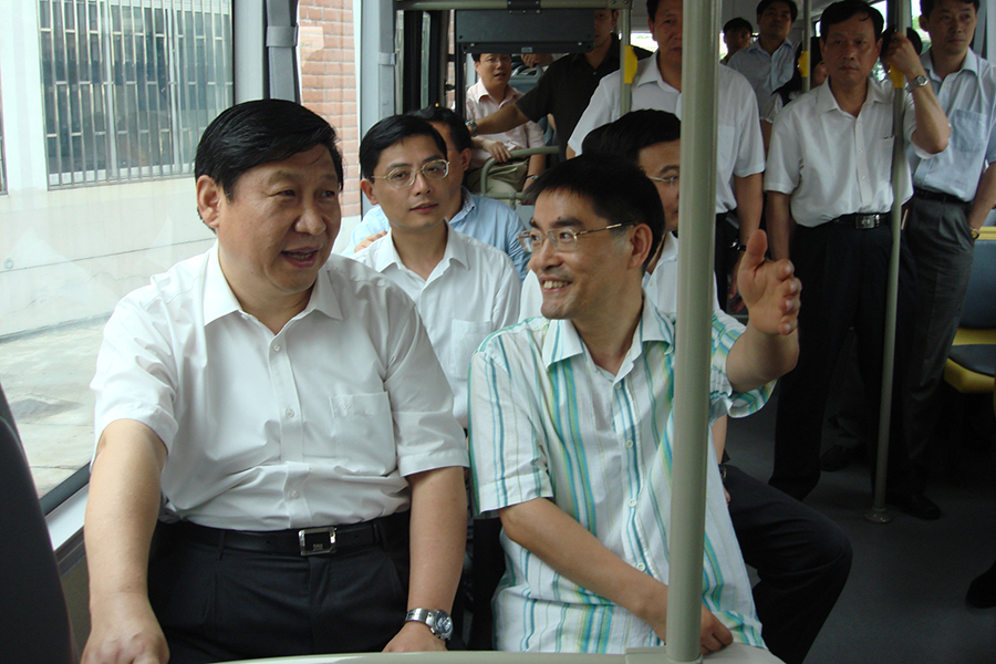 2007年國(guó)家主席習(xí)近平（時(shí)任上海市市委書記）試乘申龍汽車首輛氫燃料電池公交車，并在試乘后給予了高度評(píng)價(jià)