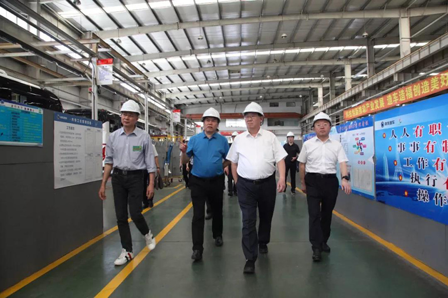 2021年6月7日山東省菏澤市人大常委會(huì)主任、黨組書記尹玉明、菏澤市政府副市長(zhǎng)曹升靈等一行蒞臨上海申龍考察調(diào)研