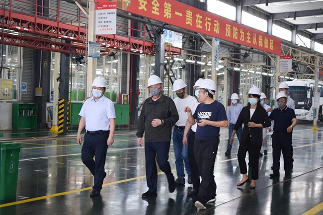 南寧市委常委、常務(wù)副市長、市委秘書長劉勝友一行到廣西申龍汽車制造有限公司考察調(diào)研指導(dǎo)工作
